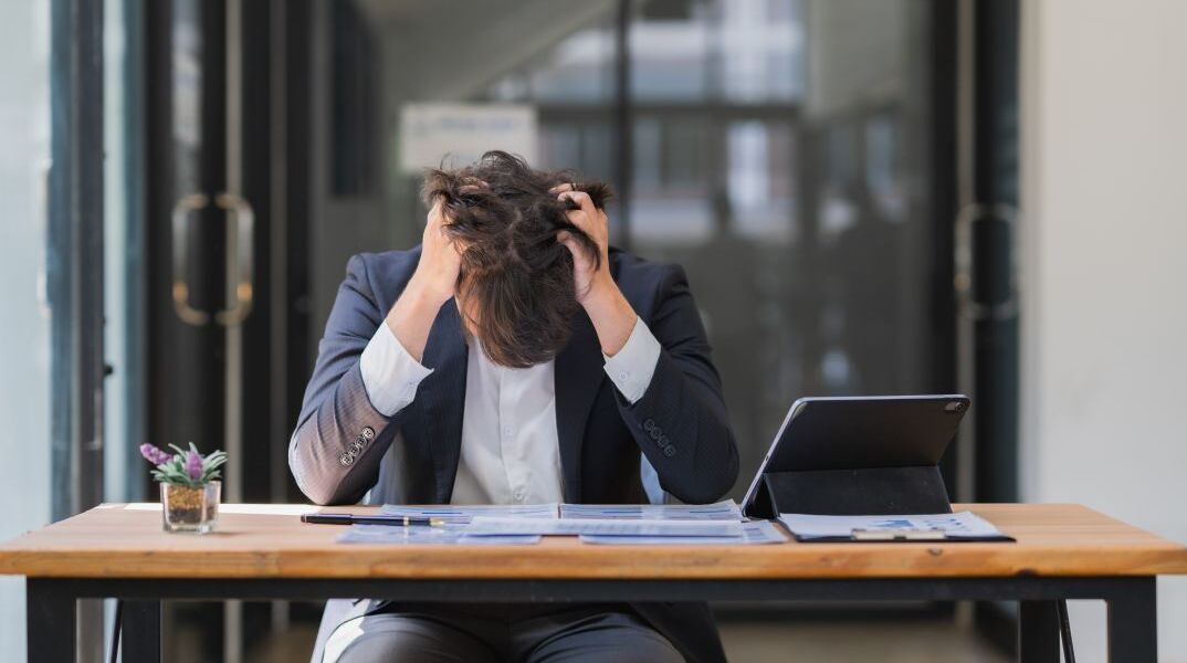 Αγχωμένος υπάλληλος γραφείου