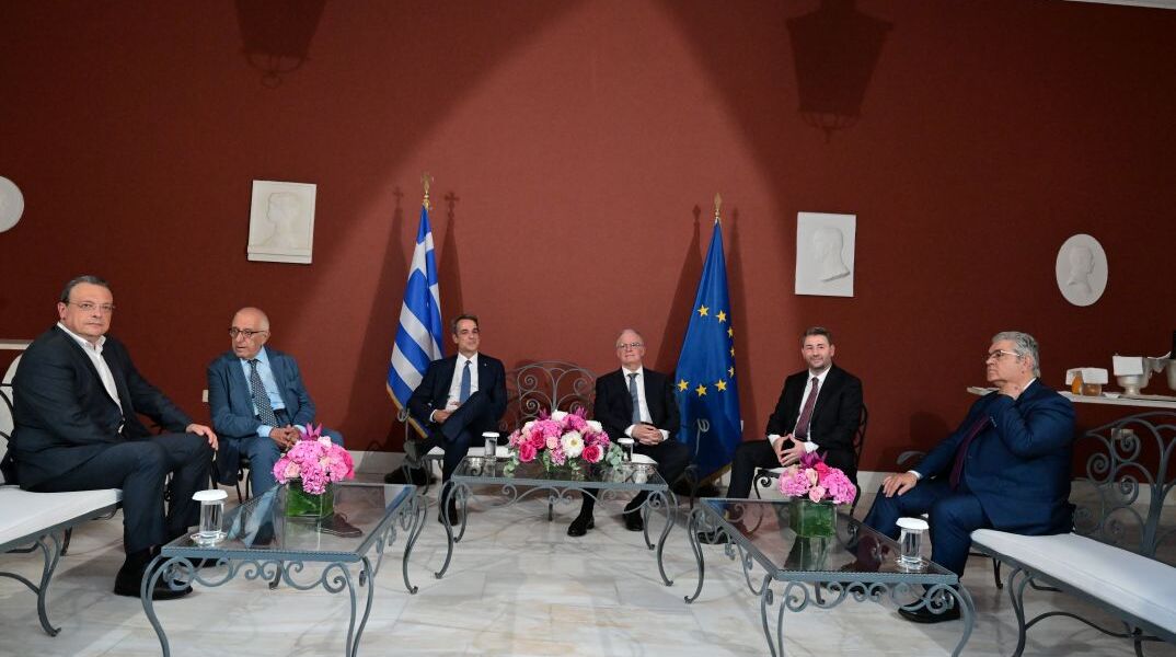 Ο Πρόεδρος της Δημοκρατίας και οι πολιτικοί αρχηγοί, στην γιορτή αποκατάστασης της Δημοκρατίας