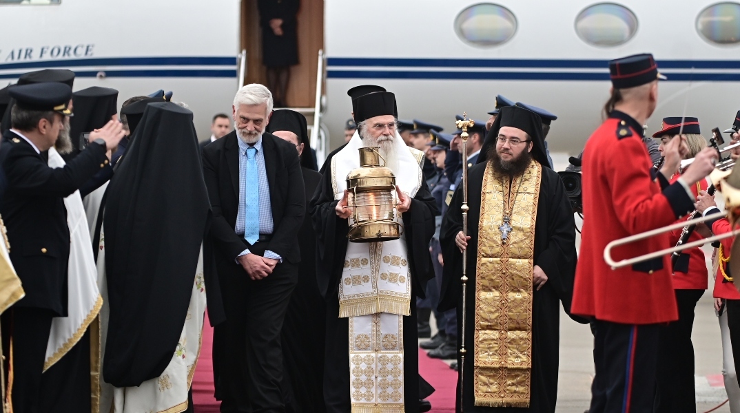 Έφτασε το Άγιο Φως στην Αθήνα - Θα διανεμηθεί σε όλη τη χώρα με 18 αεροπορικές πτήσεις