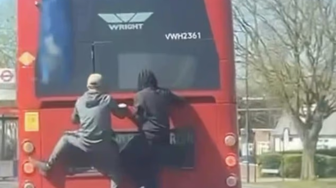 Επικίνδυνο «bus surfing» στο Λονδίνο για να γλιτώσουν εισιτήριο 2 ευρώ