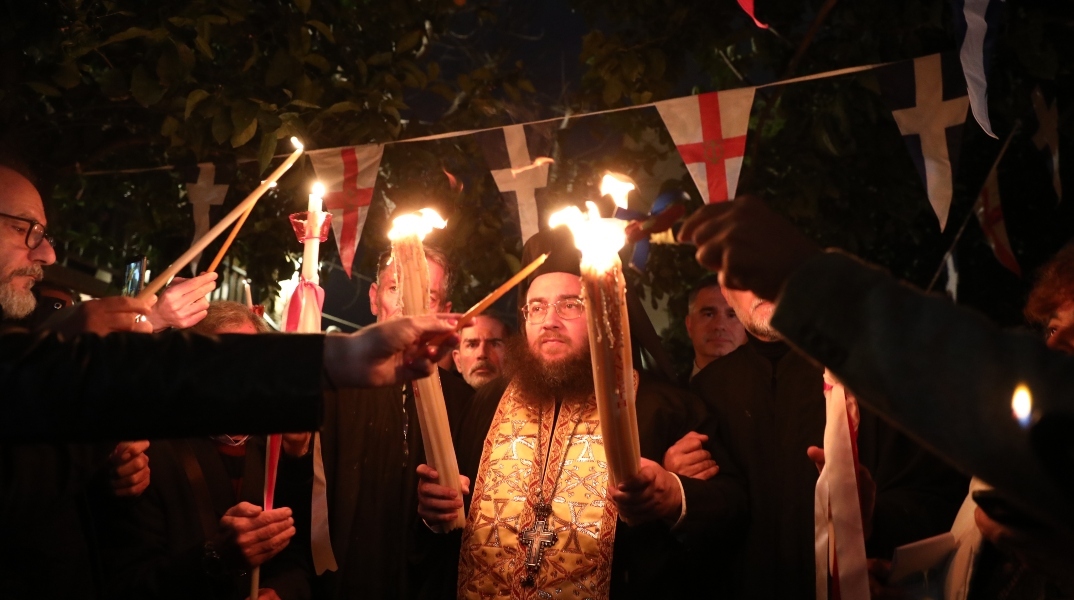 Κακλαμάνης στην υποδοχή του Αγίου Φωτός: Σε ήρεμους και σε χαλεπούς καιρούς, το φως νικάει τα σκοτάδια