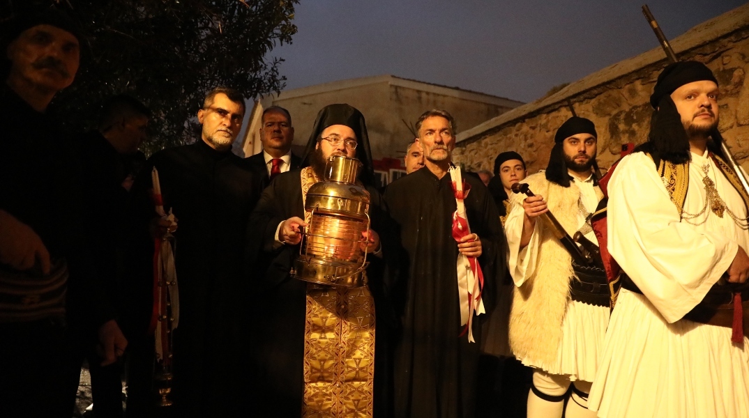 Το Άγιο Φως έφτασε στο Μετόχι του Παναγίου Τάφου, στην Πλάκα - Θα μεταλαμπαδευτεί σε 18 προορισμούς