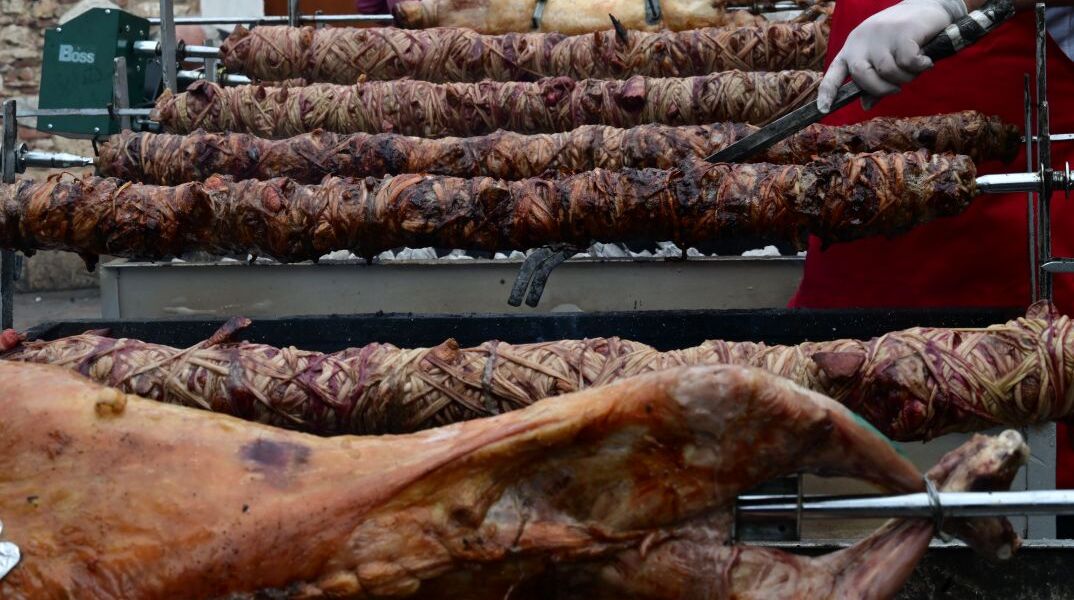 Αρνιά και κοκορέτσια στο Μοναστηράκι