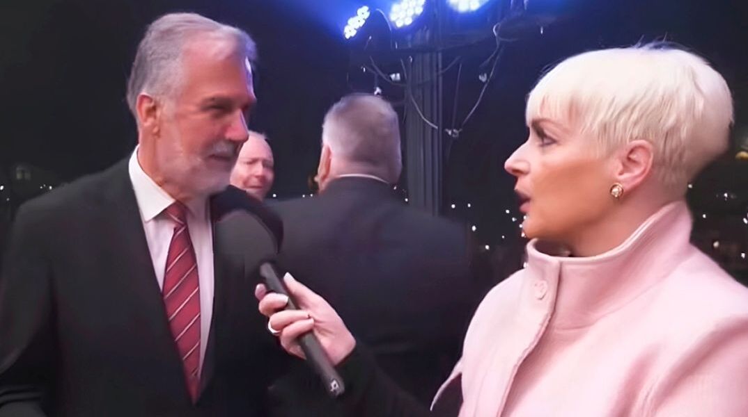 Ο Δήμαρχος Κεντρικής Κέρκυρας και Διαποντίων Νήσων, Στέφανος Πουλημένος την ώρα που αρνείται δήλωση σε δημοσιογράφο