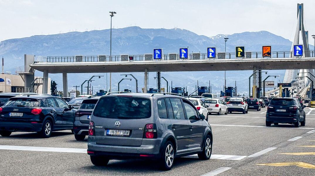 Κίνηση τώρα: Από τον Ισθμό μέχρι την Κακιά Σκάλα οι ουρές της επιστροφής των εκδρομέων