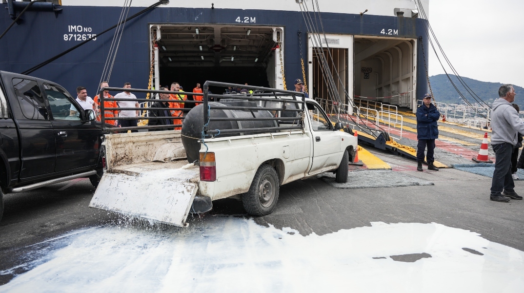 Μυτιλήνη: Κατάληψη του καταπέλτη του πλοίου ΝΗΣΟΣ ΣΑΜΟΣ από ομάδες κτηνοτρόφων 