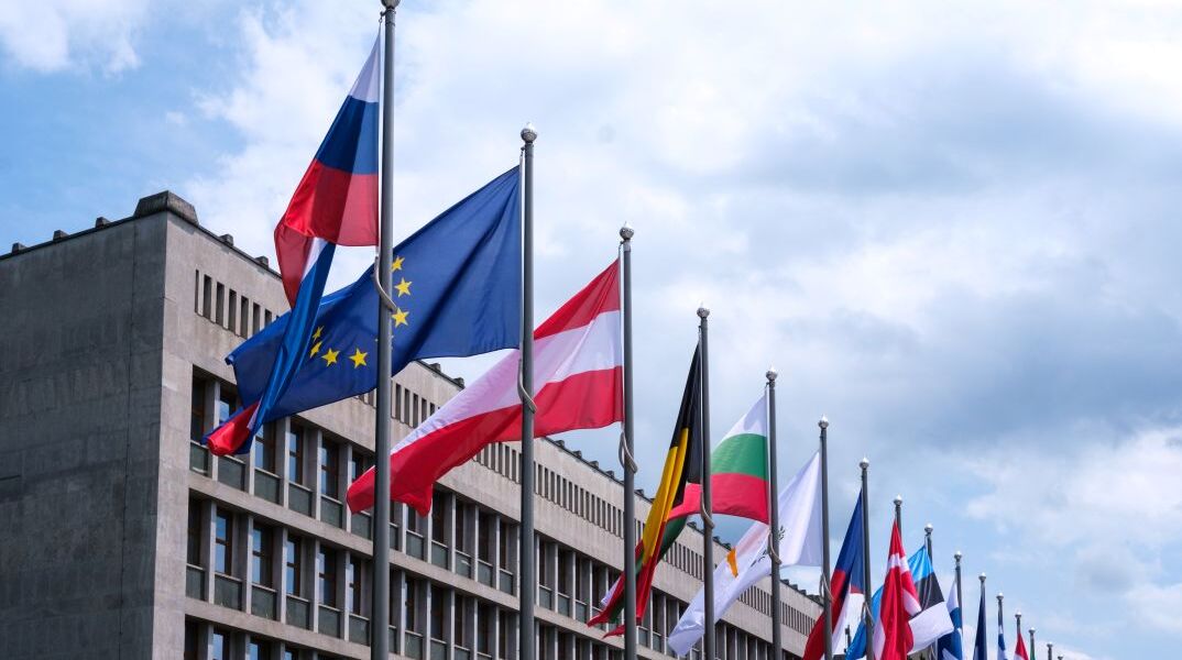 Σημαίες κρατών της ΕΕ έξω από το κτήριο του Κοινοβουλίου της Σλοβενίας