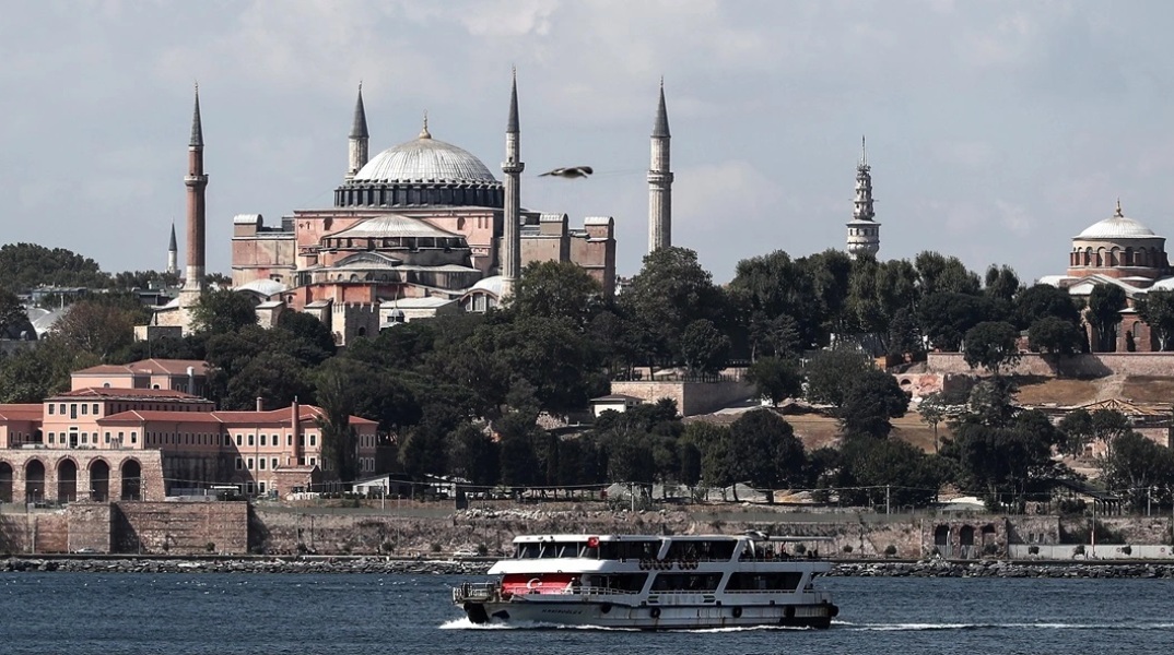 Συνελήφθησαν γιατί άνοιξαν ελληνική σημαία μέσα στην Αγιά Σοφιά, τη Μεγάλη Πέμπτη