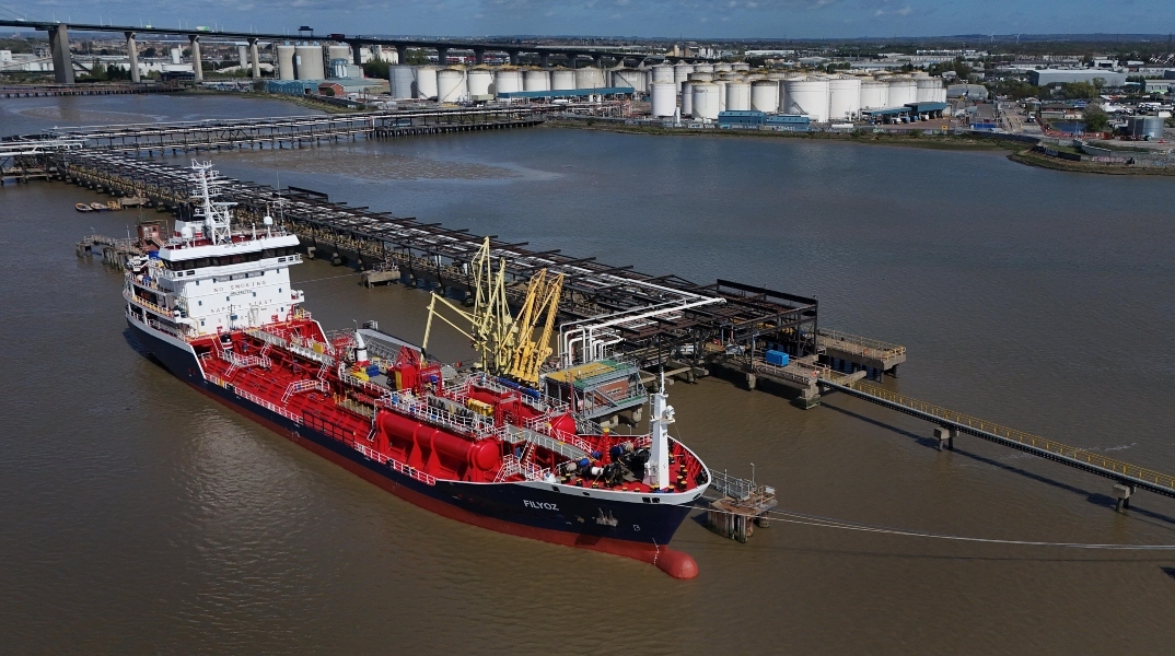 Τουλάχιστον δύο πλοία από ιρανικά λιμάνια διέσχισαν τα Στενά του Ορμούζ παρά τον αποκλεισμό Τραμπ