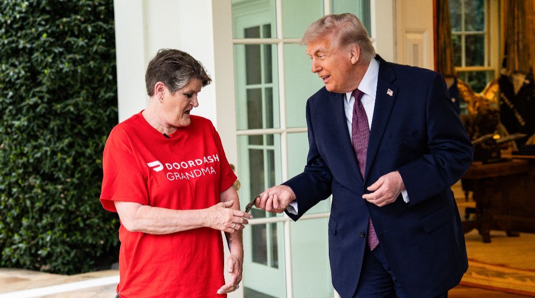  Ντόναλντ Τραμπ: Έδωσε 100 ευρώ φιλοδώρημα σε ηλικιωμένη διανομέα για «βρώμικο» στον Λευκό Οίκο