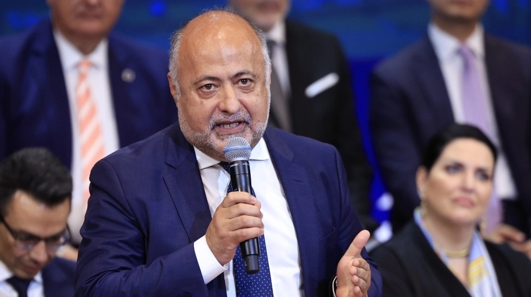 Τσιόδρας προς Κομισιόν: Μέτρα κατά των ψευδών εκπτώσεων και των κρυφών χρεώσεων από πλατφόρμες	