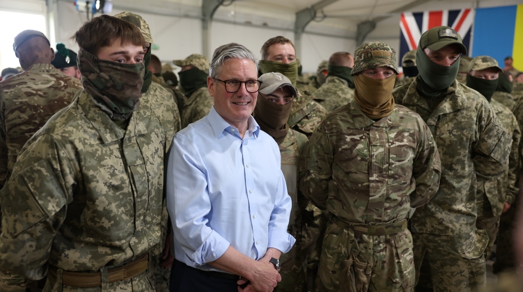 Βρετανία: Ο Στάρμερ ζητά από τον στρατό να βρει 3,5 δισ. λίρες και να ετοιμαστεί για πόλεμο