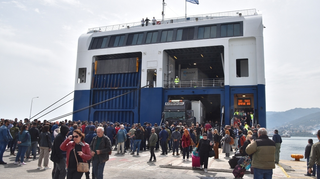 Μυτιλήνη: Κτηνοτρόφοι δεν επέτρεψαν την αποβίβαση φορτηγών από το «Blue Star Patmos»	