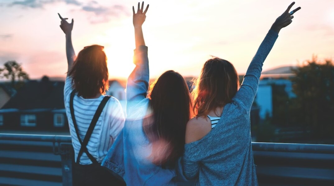 Νέοι παρακολουθούν το ηλιοβασίλεμα σε γειτονιά