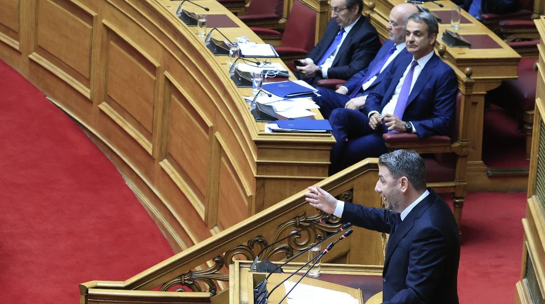 Μητσοτάκης και Ανδρουλάκης στη σημερινή συζήτηση στη Βουλή