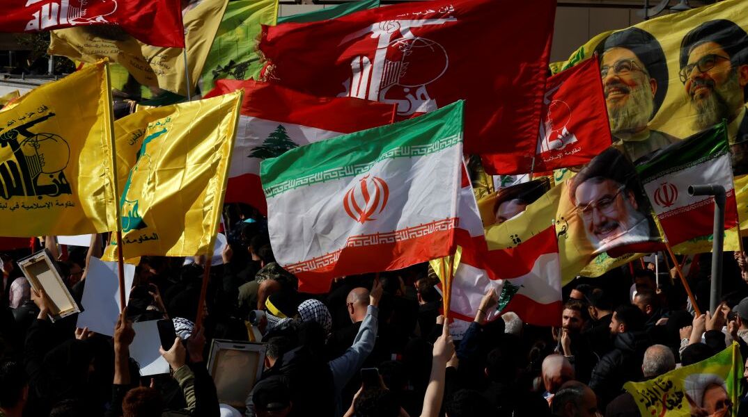 Διαδηλωτές στον Λίβανο, με σημαίες της Χεζμπολάχ