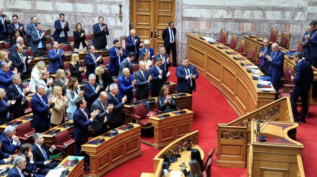 Η κοινοβουλευτική ομάδα της ΝΔ χειροκροτεί τον Κυριάκο Μητσοτάκη, στην κοινοβουλευτική συζήτηση για το κράτος δικαίου