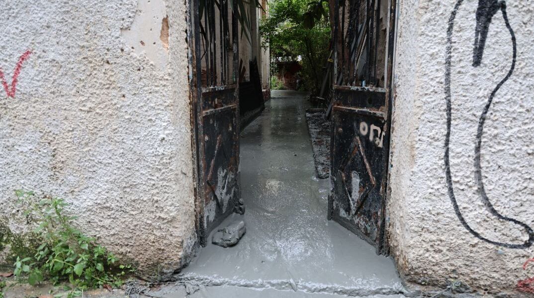 H είσοδος του εγκαταλελειμμένου οικήματος στην Κυψέλη, από την αυλή του οποίου ανάβλυσε τσιμέντο