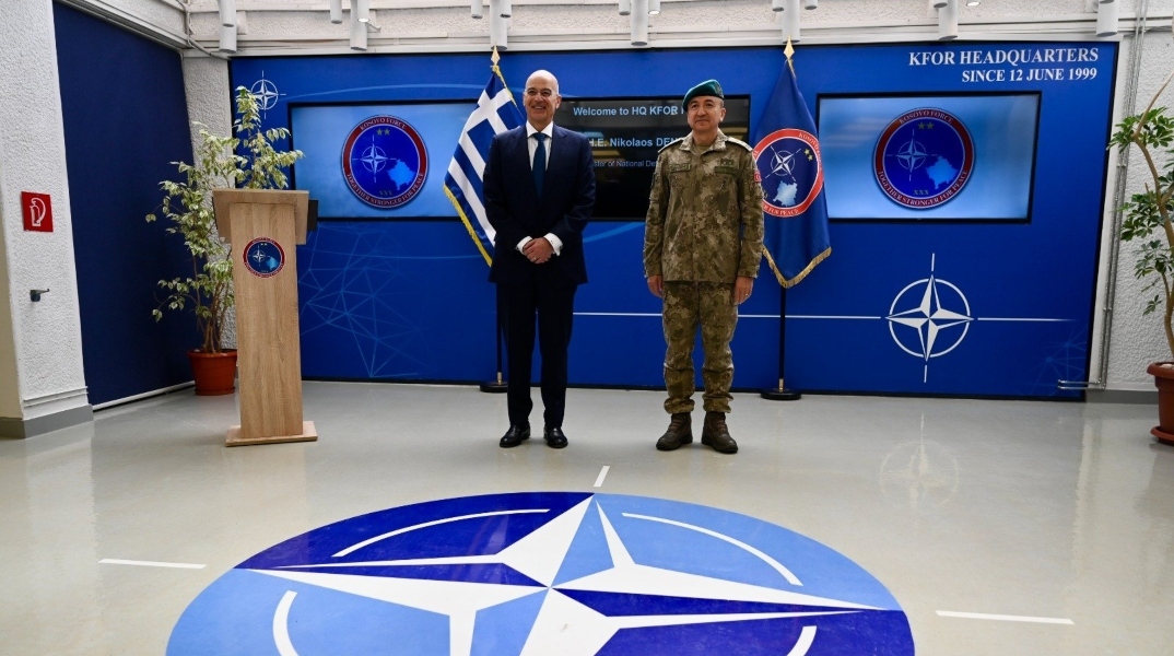 Στο Κόσοβο ο Νίκος Δένδιας για να επισκεφθεί την Ελληνική Δύναμη Κοσσυφοπεδίου