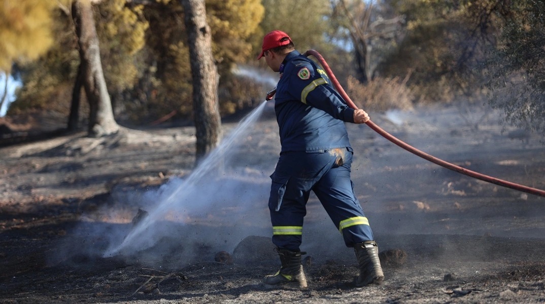 Βελτιωμένη η εικόνα της φωτιάς στα Σελιανίτικα του Δήμου Αιγιαλείας στο Αίγιο 