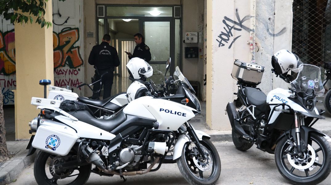 Θρίλερ με νεκρή γυναίκα σε ακάλυπτο πολυκατοικίας στο κέντρο της Αθήνας - «Ξύπνησα από κραυγές», λέει  μάρτυρας