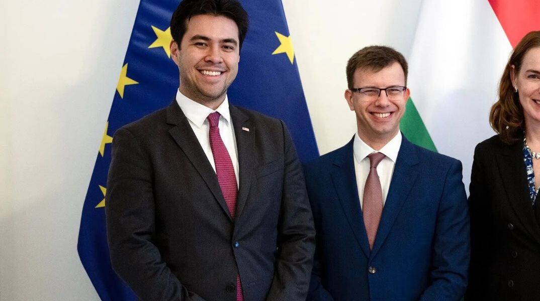 Η πολιτισμική σύγκρουση Τραμπ με την Ευρώπη περνά από έναν 27χρονο