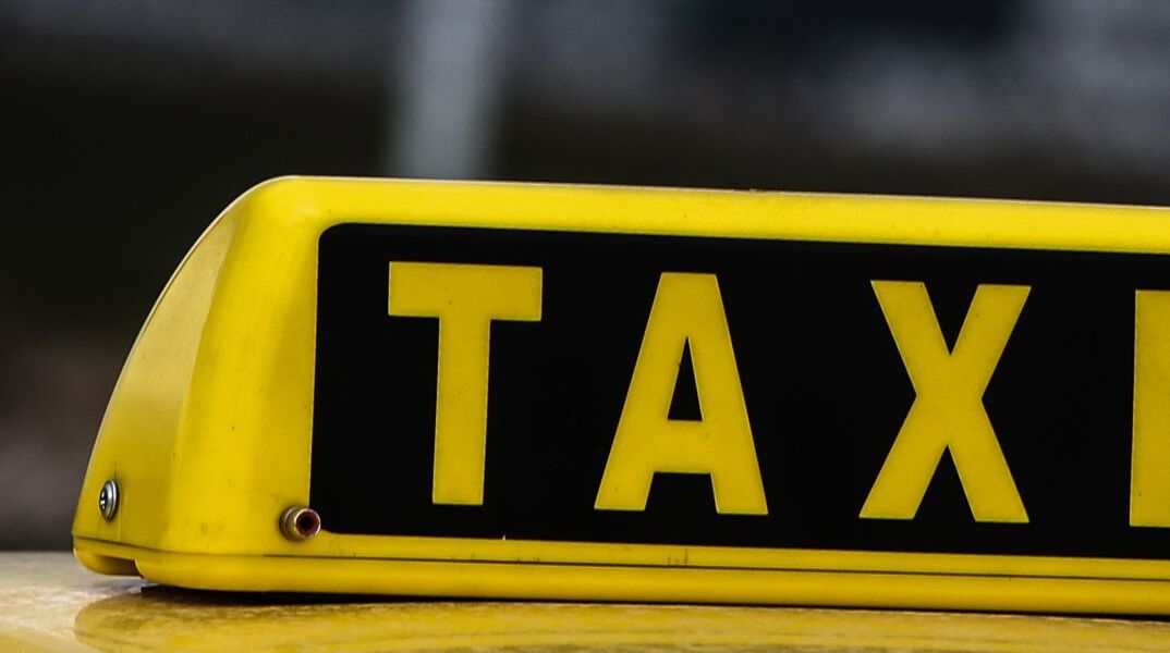 Πειραιάς: Oδηγός συνελήφθη με πλαστή άδεια ταξί