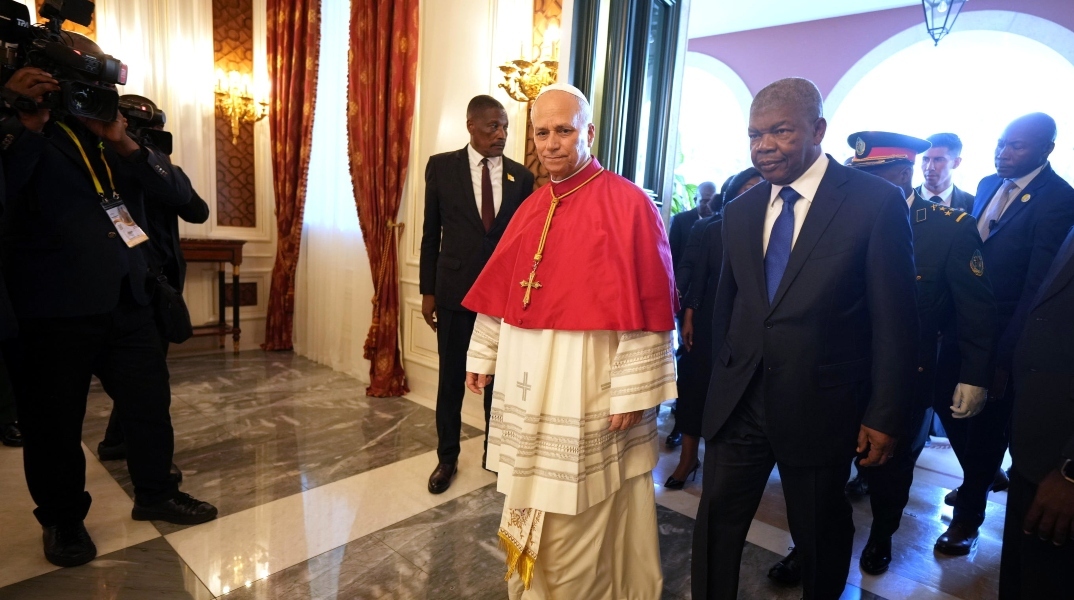 Δεν με ενδιαφέρει να μπω σε αντιπαράθεση με τον Τραμπ, δήλωσε από την Αφρική ο Πάπας Λέων 