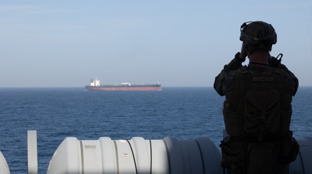 Δύο πλοία υπό ινδική σημαία δέχτηκαν επίθεση ενώ διέσχιζαν τα Στενά του Ορμούζ