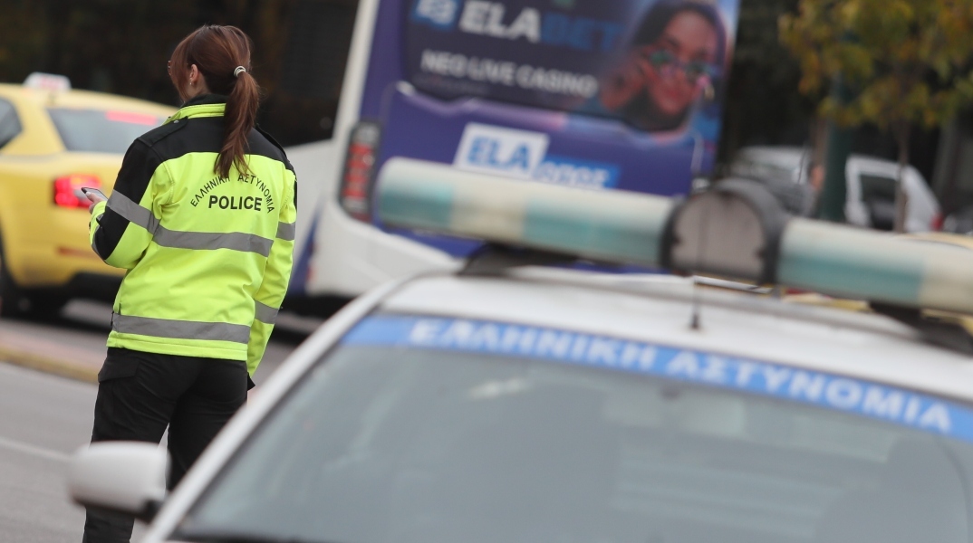 Μηχανή παρέσυρε και εγκατέλειψε ανήλικη στη Λιοσίων