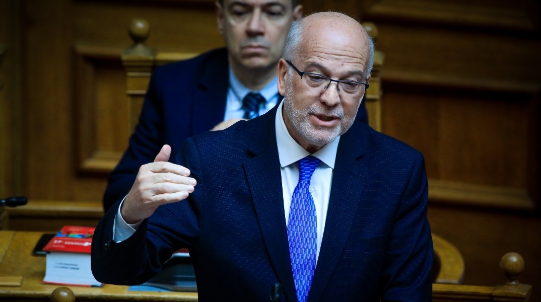 Φλωρίδης για Τσίπρα: Δεν έχει καμία τύχη, έγραψε ένα βιβλίο για να καταγγείλει όλους με τους οποίους συνεργάστηκε