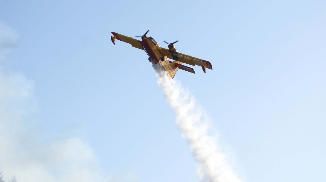 Φωτιά στην Σκιάθο, επιχειρούν εναέρια μέσα