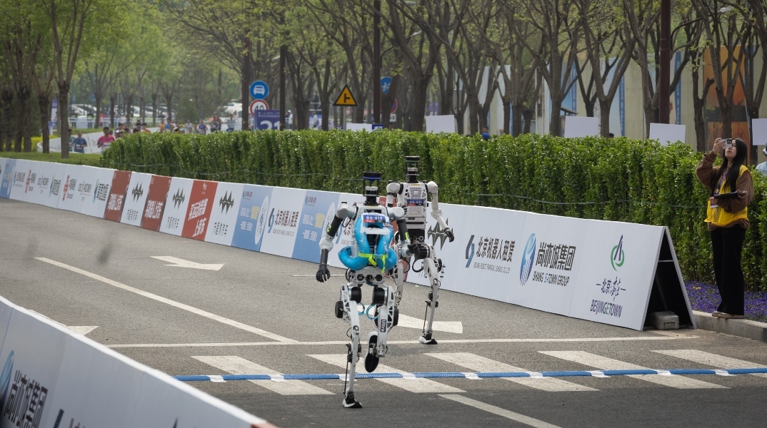 Κίνα: Aνθρωποειδή ρομπότ έτρεξαν σε ημιμαραθώνιο κάνοντας παγκόσμιο ρεκόρ 