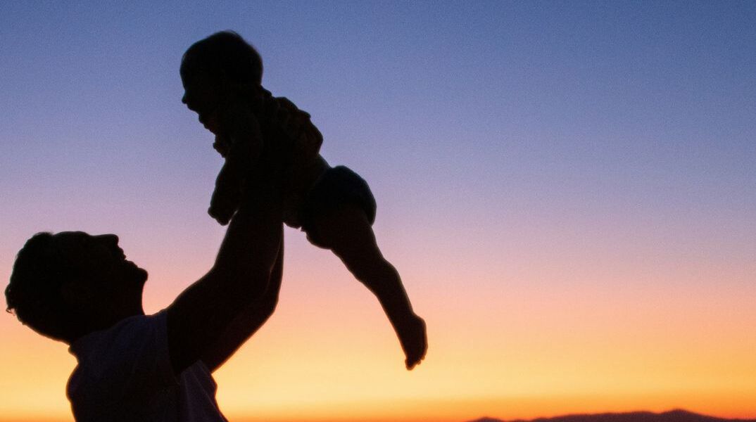 Bρετανία: Τριπλασιάστηκαν οι άνδρες που γίνονται πατέρες μέσω παρένθετης μητέρας