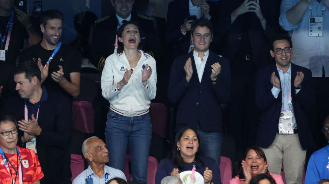 O Γκαμπριέλ Ατάλ και ο Στεφάν Σεζουρνέ στην εξέδρα των Ολυμπιακών Αγώνων των Παρισίων