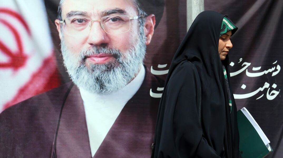 Αφίσα του Χαμενεΐ σε τοίχο στην Τεχεράνη