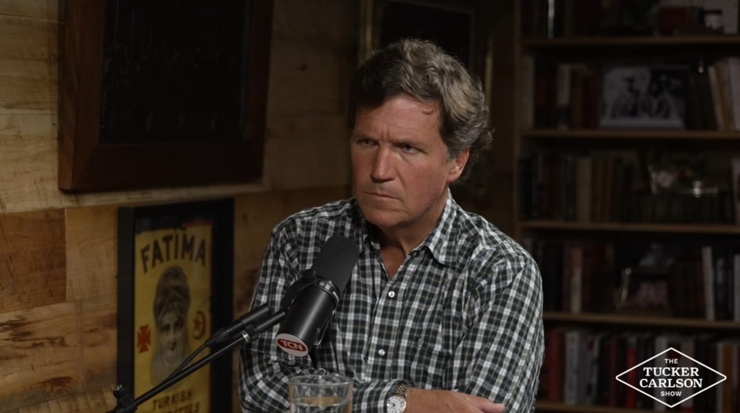 Τάκερ Κάρλσον για Τραμπ: Μετάνιωσα που τον στήριξα