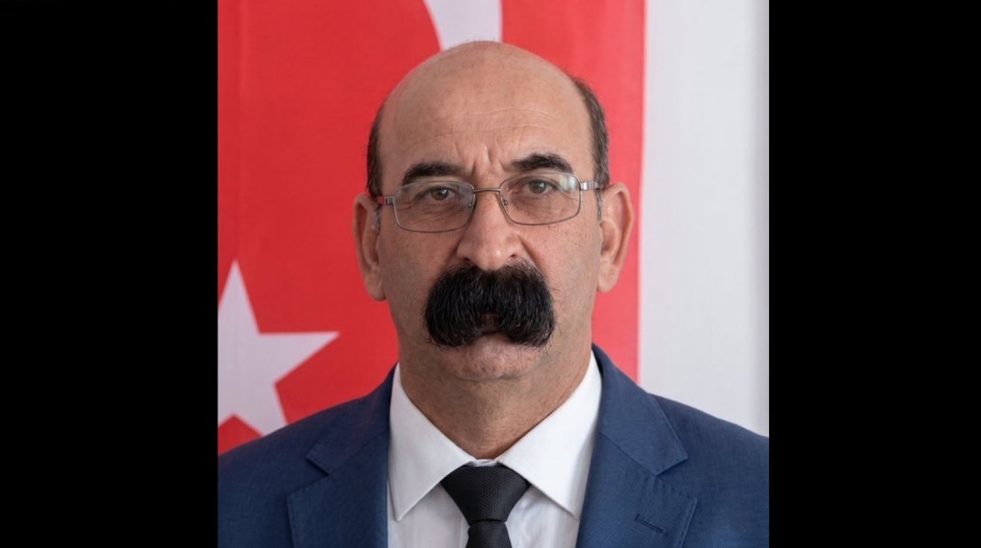 Viral Τούρκος πολιτικός με το πιο παχύ μουστάκι που έχετε δει