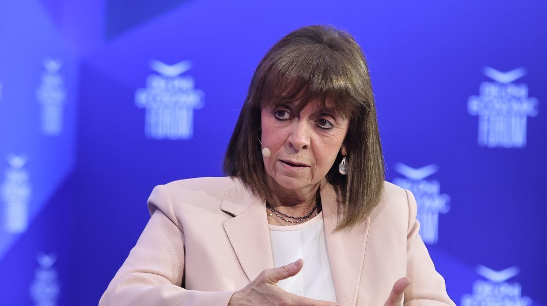 Σακελλαροπούλου από Φόρουμ των Δελφών: Άλλο η κριτική στη Δικαιοσύνη και άλλο οι επιθέσεις από χείλη που δεν θα έπρεπε