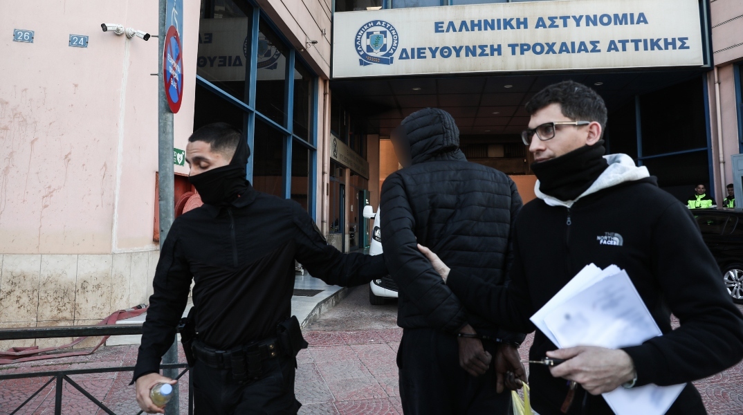 Τροχαίο στην Λιοσίων: Ελεύθεροι η ιδιοκτήτρια και ο διαχειριστής της μηχανής