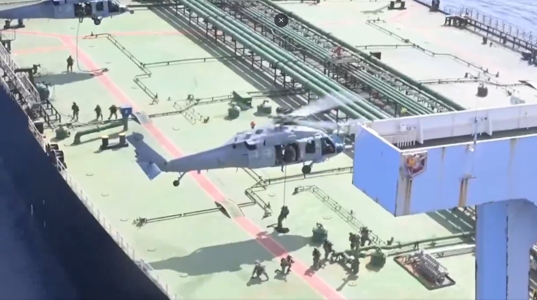 Ιράν: Η στιγμή που οι ΗΠΑ κάνουν ρεσάλτο σε δεξαμενόπλοιο στον Ινδικό Ωκεανό – Βίντεο