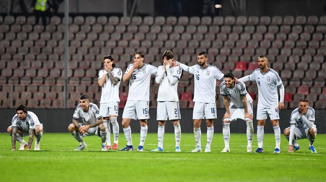 Οι παίκτες της «Σκουάντρα Ατζούρα» απογοητευμένοι μετά τον αποκλεισμό τους από το Μουντιάλ, από τη Βοσνία- Ερζεγοβίνη