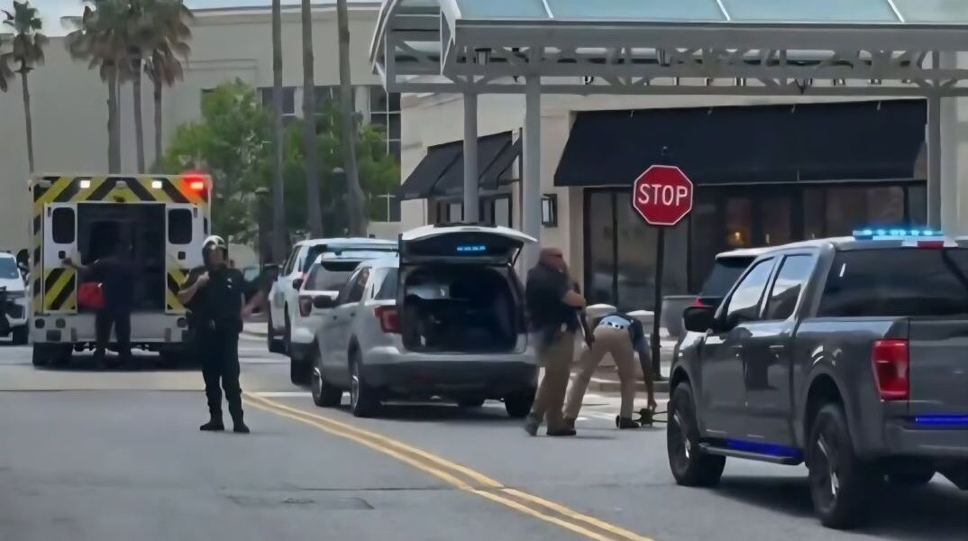 Τραυματιοφορείς και αστυνομικοί έξω από το σημείο της επίθεσης στο εμπορικό κέντρο στη Λουιζιάνα