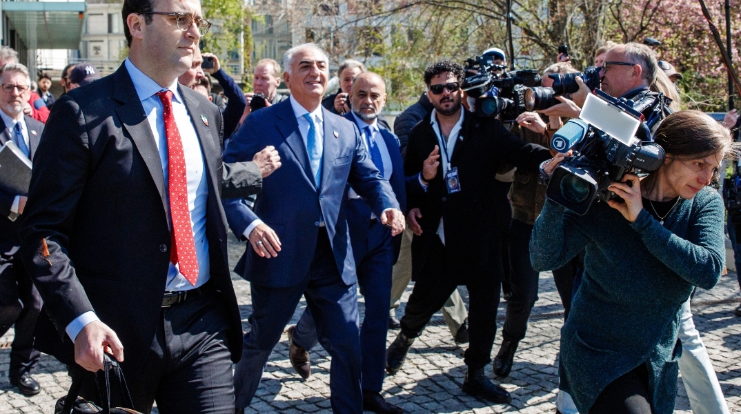 Ο Ρεζά Παχλαβί δέχτηκε επίθεση με κόκκινη μπογιά κατά την επίσκεψή του στο Βερολίνο