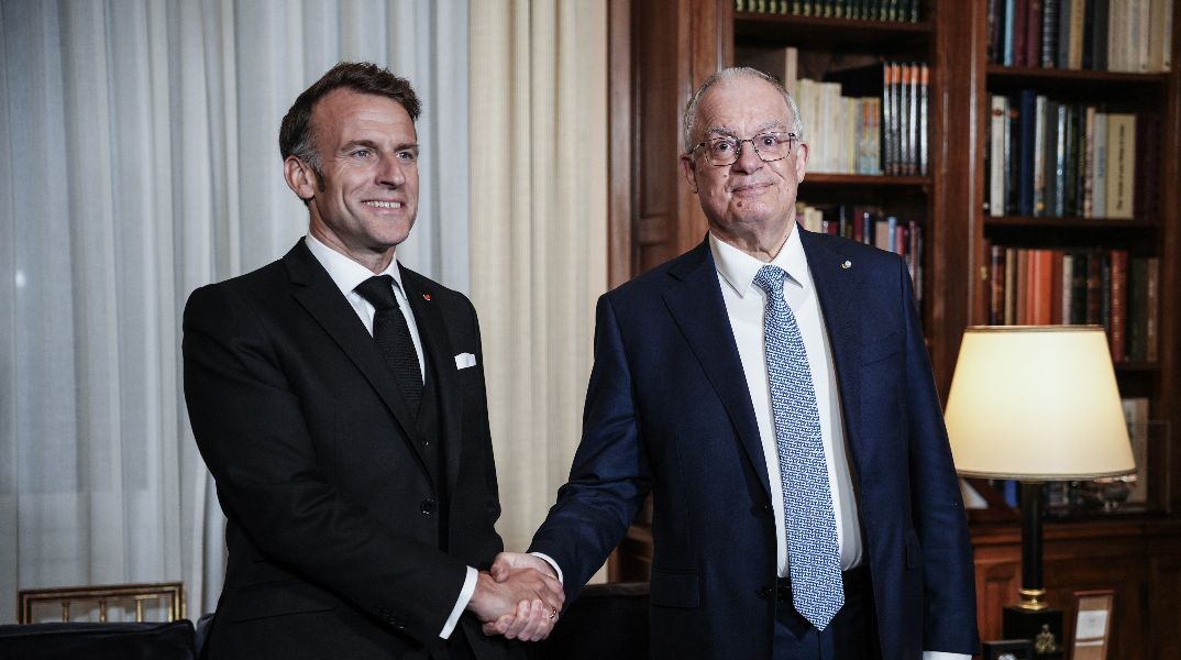 Στο Προεδρικό Μέγαρο ο Εμανουέλ Μακρόν με τη σύζυγό του Μπριζίτ - Έγιναν δεκτοί από τον Κωνσταντίνο Τασούλα