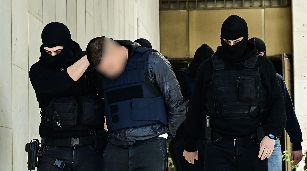 Δολοφονία στον Άγιο Δημήτριο: Με σκυμμένα κεφάλια ο 20χρονος, ο 18χρονος και τα δύο κορίτσια στον εισαγγελέα