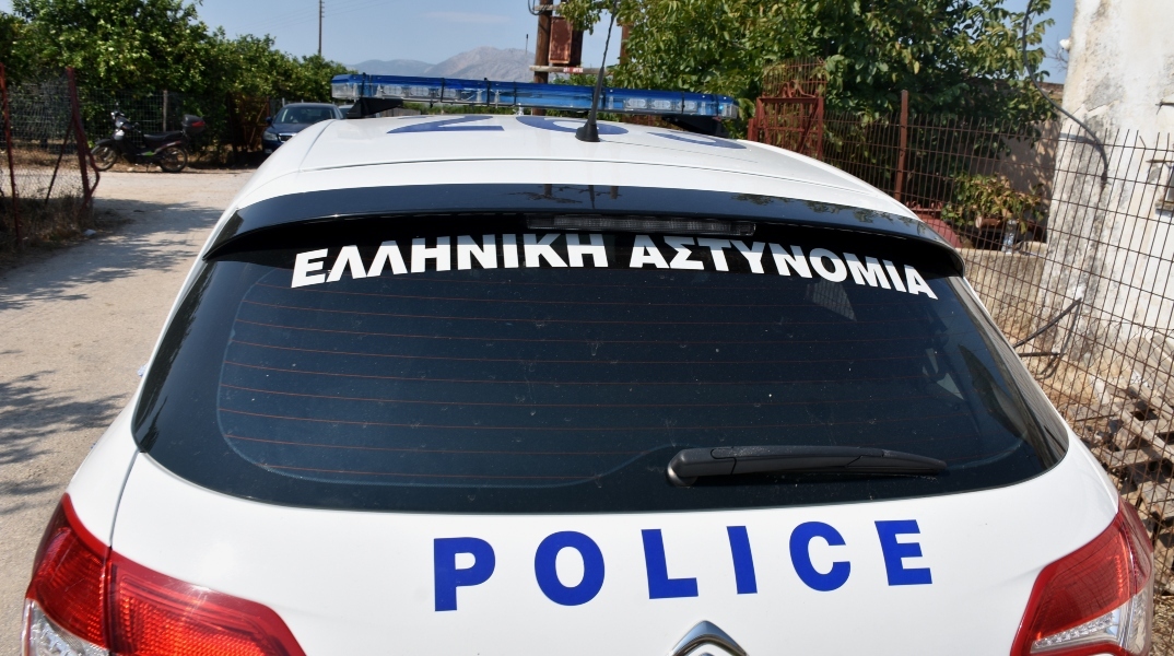 Αίγινα: Συνελήφθη 16χρονη επειδή τράβηξε μαχαίρι σε συμμαθητές της σε στάση λεωφορείου 