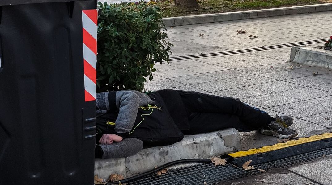 Άστεγος δίπλα σε κάδο απορριμάτων