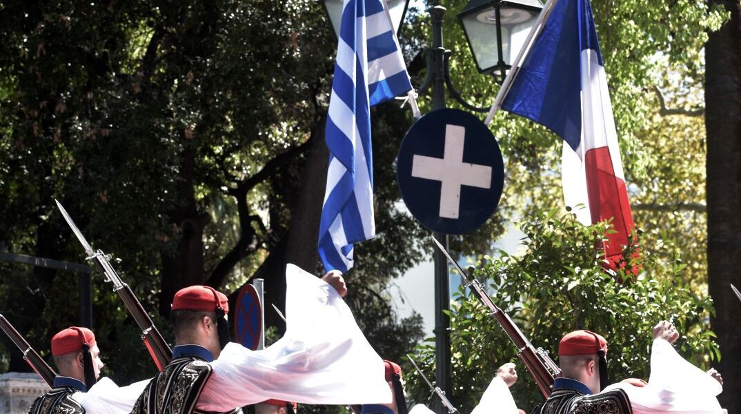 Εύζωνοι παρατάσσονται ως άγημα κάτω από τις ελληνικές και γαλλικές σημαίες, στην Ηρώδου Αττικού 