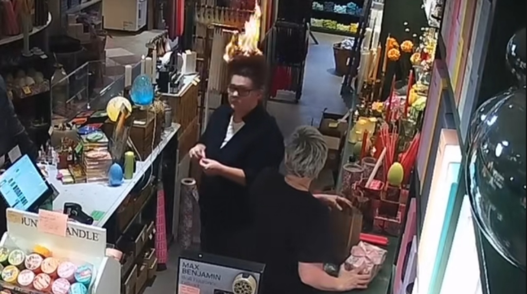 Η στιγμή που εργαζόμενη σε κατάστημα με κεριά αντιλαμβάνεται ότι τα μαλλιά της άρπαξαν  φωτιά